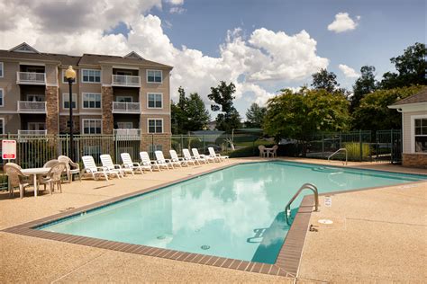 Lakeland Apartments Swimming Pool