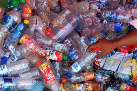 Limbah kardus plastik botol dan ban bekas di Indonesia