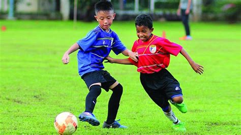 Meningkatkan tangkapan bola di lumpur Untuk Aturan Soccer Anak-Anak