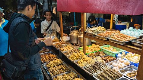 Penjual Makanan Pinggir Jalan pada Jam Setengah 4 Sore