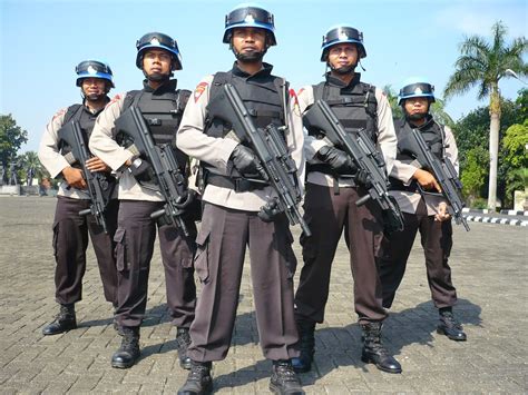 Polisi Indonesia dan Masyarakat