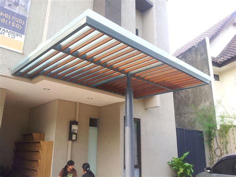 Proses instalasi kanopi teras rumah