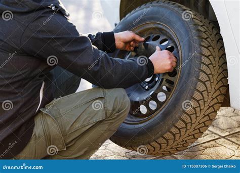 Removing the Wheel