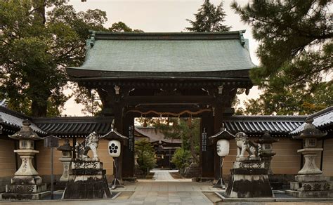 Mengunjungi kuil pada hari Sabtu di Jepang