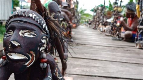 Karya Seni Rupa Dua Dimensi Tradisional Papua di Indonesia