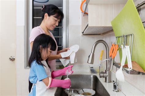 Bersih-bersih Rumah Bersama Keluarga