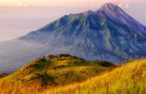 Foto Manusia dengan Gunung di Indonesia