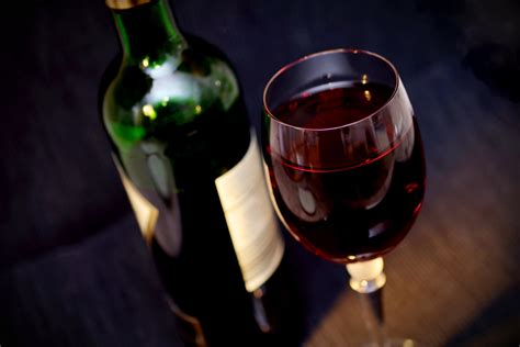 Gelas Wine untuk Anggur Merah