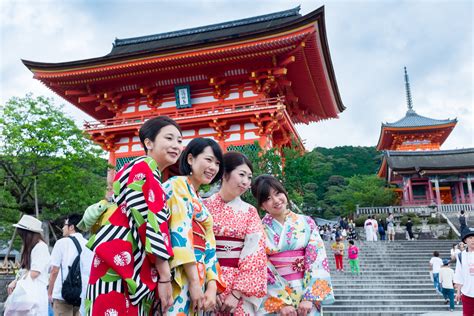 Menunjukkan Kebudayaan Jepang yang unik