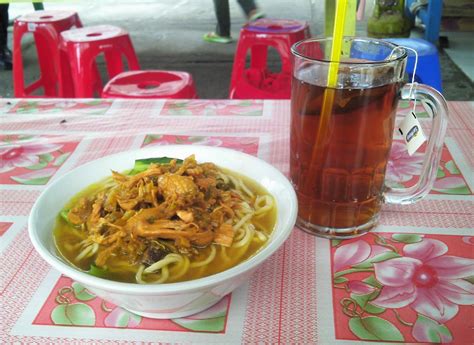 Tabel Makanan dan Minuman Lezat yang Cocok untuk Dinikmati saat Hujan di Indonesia
