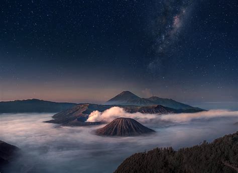 Pemandangan Gunung Bromo Saat Malam Hari