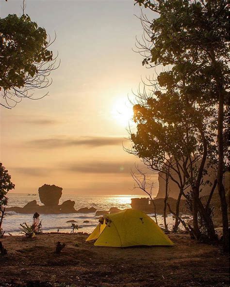 Camping di Pantai Indonesia