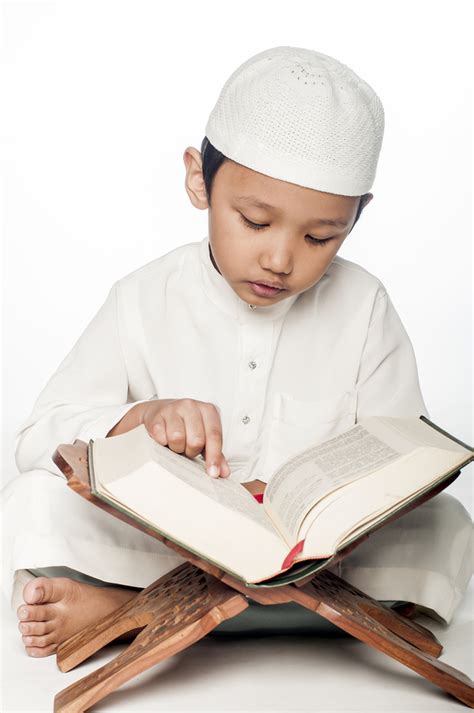 anak berdoa sebelum membaca alquran