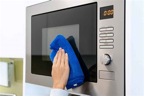 membersihkan microwave