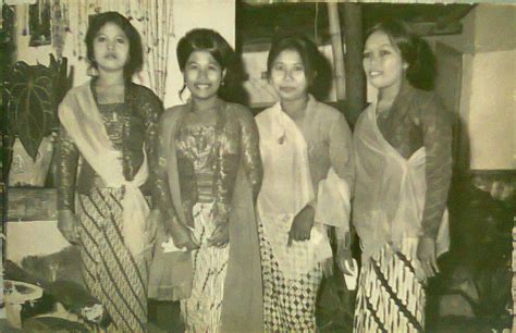 Pakaian Wanita Tahun 70-an Indonesia