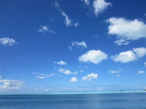 Langit Biru di Pantai Maldives