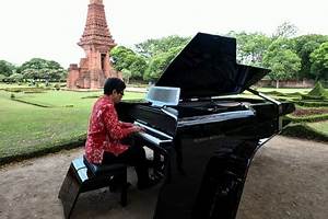 piano Indonesia performance
