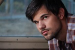Taylor Lautner is on the "run" in new film - CBS News