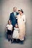 Duque e duquesa de Cambridge posam para foto com seus três filhos ...