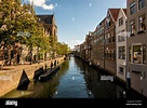 Canal y casas históricas de Dordrecht, Países Bajos Fotografía de stock ...