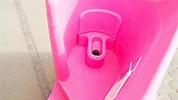 戶外活動救星！丹麥女士專用粉紅尿兜 解決女廁人龍問題 | Marie Claire (HK) Edition