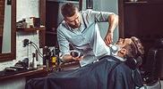 El ritual del afeitado tradicional en la barbería