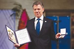 Santos accepts Nobel for peace deal, urges shift in drug war ...