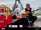 París, Francia,músico francés tradicional tocando la guitarra y ...