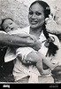Tarita et son deuxième enfant 'Teihotu' de Marlon Brando Photo Stock ...