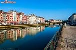 Una pittoresca veduta del fiume Nive nel centro ... | Foto Bayonne
