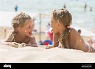 Zwei glückliche kleine Mädchen zeigen jedes anderen Zungen an einem ...