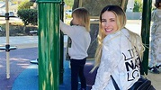 Niedliches Duo: Emma Roberts spielt mit Sohn Rhodes im Park