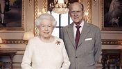 La reina Isabel II y Felipe cumplen 72 años de casados entre escándalo