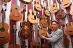 Ein Himmel voller Gitarren: Cantomano-Museum in Wilhelmsruh spiegelt ...