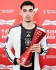 Após eliminação da Alemanha, Havertz posa triste com troféu de melhor ...