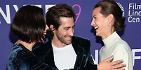 Jake Gyllenhaal posa en la alfombra roja con su novia Jeanne Cadieu en ...