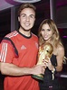 Mario Götze con su novia Ann-Kathrin Brommel junto a la Copa del ...