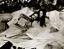 John Lennon y Yoko Ono y su encierro del que salió el "Give Peace a ...
