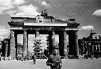 puerta de brandenburgo después de la segunda guerra mundial berlin ...