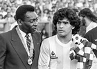Pelé junto a Maradona durante un partido entre Italia y Argentina en ...