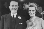 Margaret Sweeny marrying the Duke of Argyll at Caxton Hall in 1951 ...