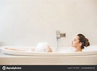 Vista Lateral Joven Hermosa Mujer Tomando Baño Casa: fotografía de ...
