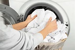Aprende cómo lavar la ropa blanca sin dañarla ¡Con trucos caseros!