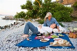 Älteres Pärchen beim Picknick am Strand – Bilder kaufen – 914629 StockFood