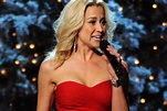 Kellie Pickler Does Some ‘Rockin’ Around the Christmas Tree’ on ‘CMA ...
