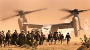 Soldados junto a la escena de la película de helicóptero gris, Bell V ...