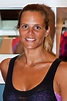 Laure Manaudou souriante et bronzée pour présenter ses maillots de bain ...