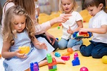 Kind spielt alleine im Kindergarten: Was Du tun solltest | Babyartikel.de