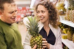 El Hombre Y La Mujer Sonrientes Compran La Piña En Supermercado Imagen ...