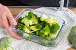 Brokkoli in der Mikrowelle dünsten | Rezept - eat.de
